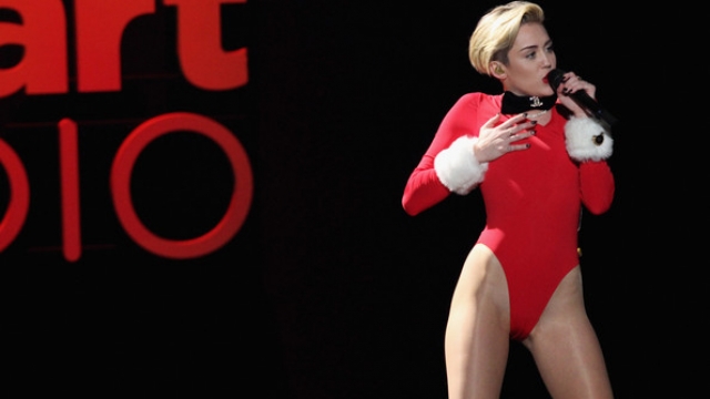 miley-puth-n-euml-buz-euml-valltaren-e-britneyt-video_2_hd