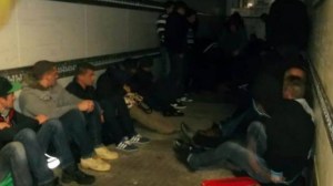 48-shqiptar-euml-t-gjenden-n-euml-kamionin-frigorifer-n-euml-tunelin-e-la-manshit_hd