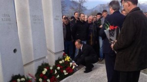 haradinaj-b-euml-ri-homazhe-t-euml-varret-e-v-euml-llez-euml-rve-g-euml-rvalla_hd