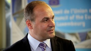 hoxhaj-numri-i-qytetar-euml-ve-t-euml-kosov-euml-s-n-euml-siri-sillet-nga-20-deri-n-euml-30_hd