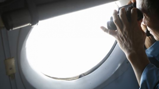 po-kthehej-nga-meka-e-sheh-aeroplanin-duke-u-fundosur-n-euml-det_hd