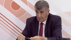 hoxha-po-hetohen-ministra-sekretar-euml-dhe-drejtor-euml-t-euml-qeveris-euml_hd